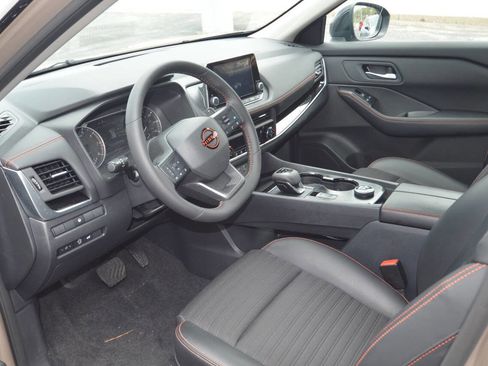 Used 2025 Nissan Rogue SV image 2