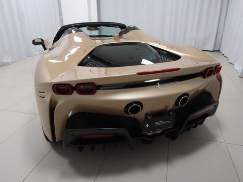 Used 2022 Ferrari SF90 Spider image 13