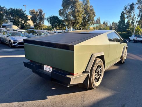 Used 2025 Tesla Cybertruck AWD Crew Cab image 3