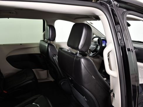 Used 2024 Chrysler Pacifica Touring-L FWD image 43