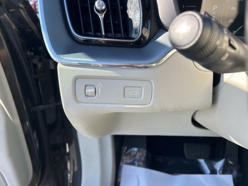 Used 2018 Volvo XC60 T5 Momentum w/ Vision Package image 8