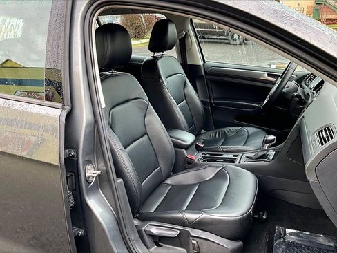 Used 2018 Volkswagen e-Golf SE w/ DC Fast Charging Package image 10