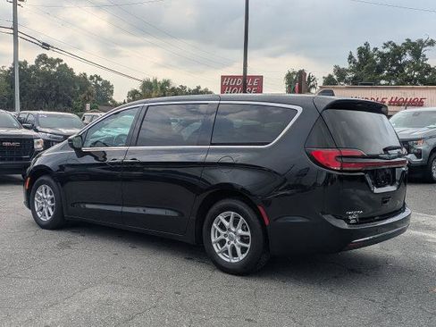 Used 2023 Chrysler Pacifica Touring-L FWD image 6