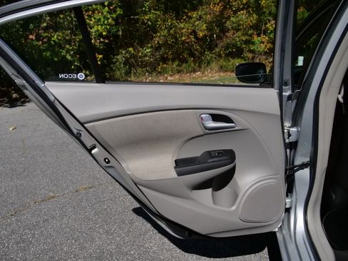 Used 2012 Honda Insight EX image 26