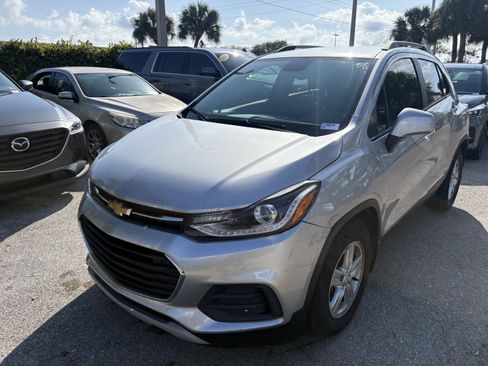 Used 2022 Chevrolet Trax LT w/ LT Convenience Package image 3