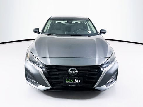 Used 2025 Nissan Altima 2.5 SV image 2