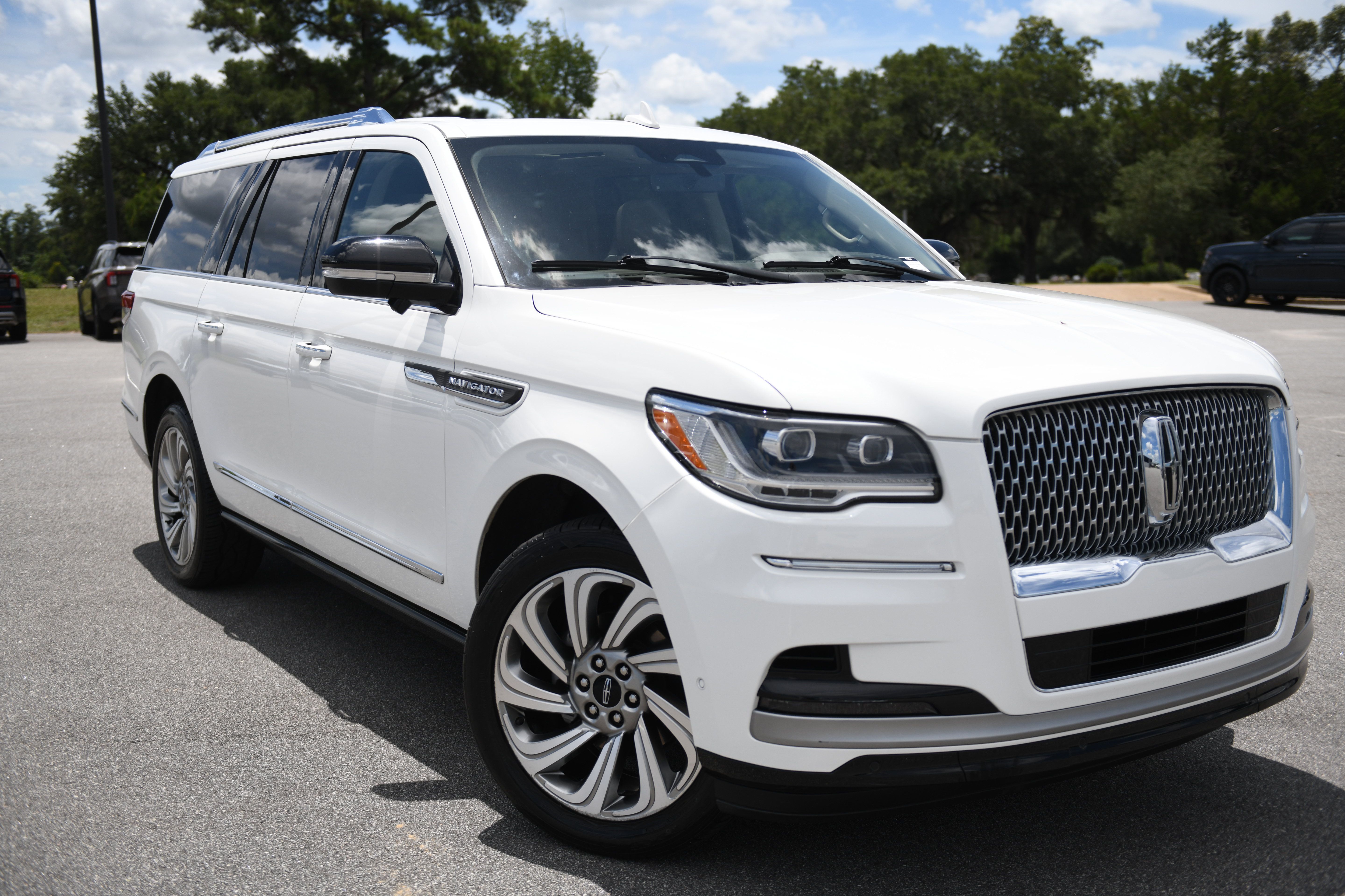 Used 2023 Lincoln Navigator L Reserve AWD/4WD image 3