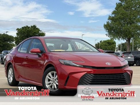 Certified 2025 Toyota Camry LE image 1