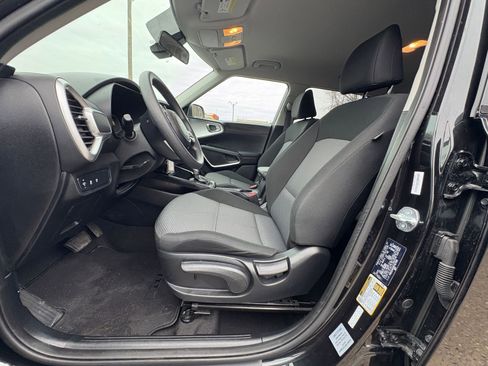 Used 2025 Kia Soul LX w/ LX Technology Package image 23