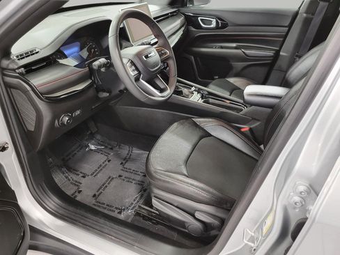 Used 2025 Jeep Compass Trailhawk AWD/4WD image 9