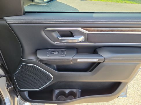 Used 2019 RAM 1500 Laramie AWD/4WD image 10