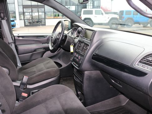Used 2017 Dodge Grand Caravan SE image 21