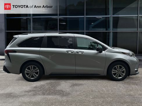 Used 2023 Toyota Sienna XSE w/ XSE Plus Package AWD/4WD image 5