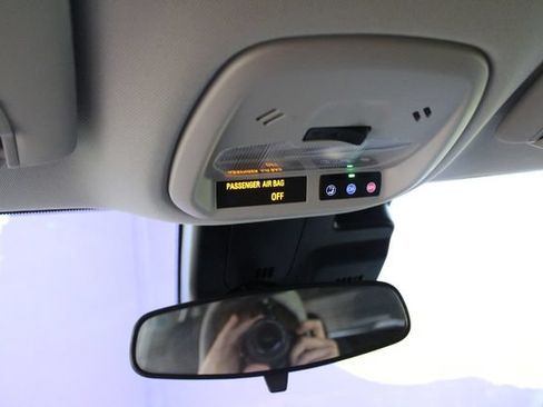 Used 2025 Chevrolet Trax LT FWD image 21