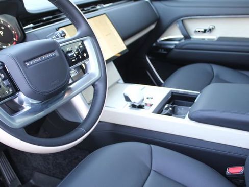 Used 2025 Land Rover Range Rover SV image 14