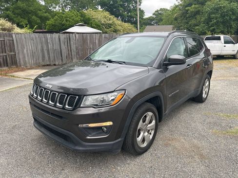 Used 2019 Jeep Compass Latitude w/ Cold Weather Group FWD image 2