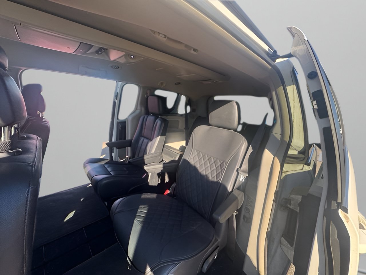 Used 2012 Chrysler Town & Country Touring-L w/ Entertainment Group #2 FWD image 15