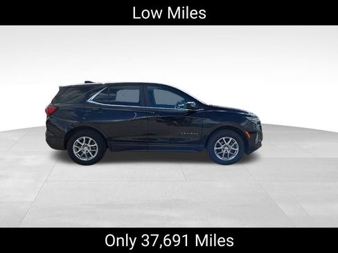 Used 2023 Chevrolet Equinox LT image 2