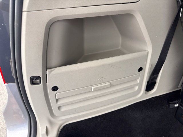 Used 2016 Chrysler Town & Country Touring w/ Driver Convenience Group FWD image 30