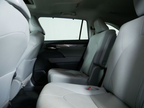 Used 2021 Toyota Highlander Limited AWD/4WD image 16