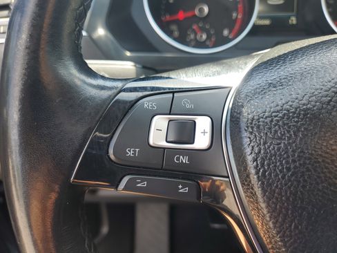 Used 2018 Volkswagen Tiguan SE w/ Front Fog Lights Package FWD image 16