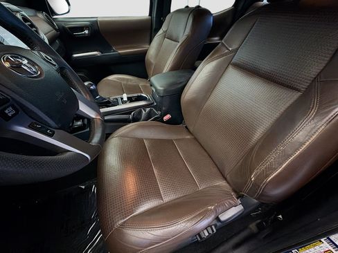 Used 2016 Toyota Tacoma Limited w/ Towing Package image 9