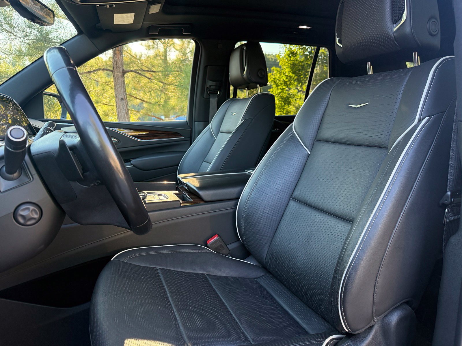 Used 2022 Cadillac Escalade Premium Luxury AWD/4WD image 37