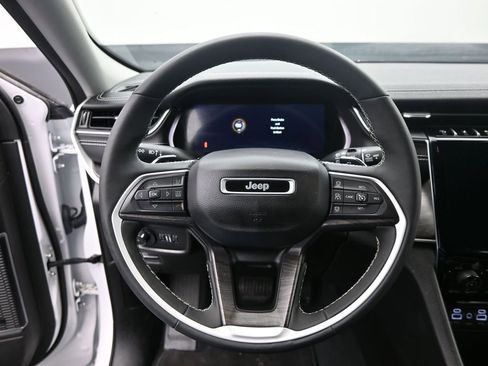 Used 2023 Jeep Grand Cherokee Limited w/ Black Appearance Package AWD/4WD image 18