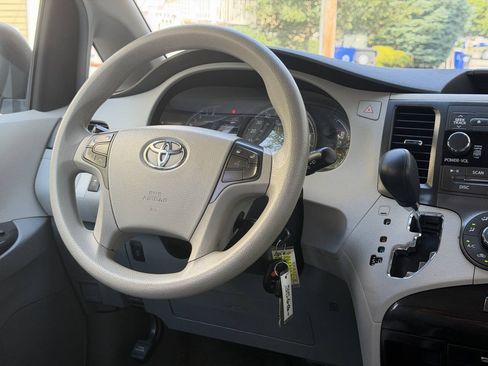 Used 2011 Toyota Sienna LE w/ Towing Pkg FWD image 22