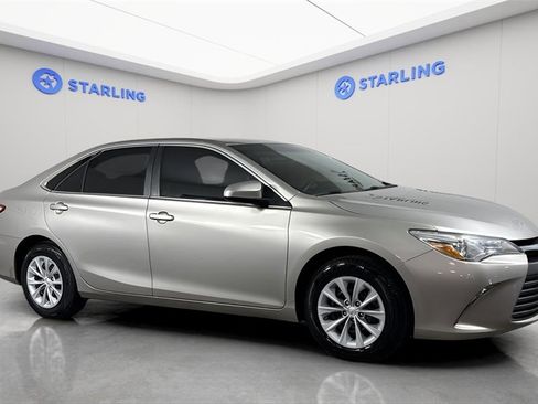 Used 2017 Toyota Camry XLE image 12