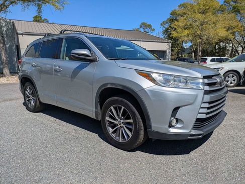 Used 2018 Toyota Highlander XLE image 2
