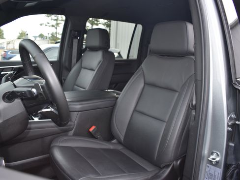 Used 2025 Chevrolet Suburban Z71 image 26