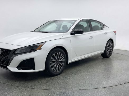 Used 2025 Nissan Altima 2.5 SV image 3