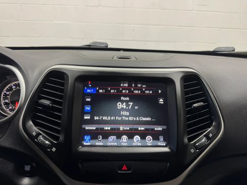 Used 2018 Jeep Cherokee Latitude Plus w/ Cold Weather Group AWD/4WD image 21