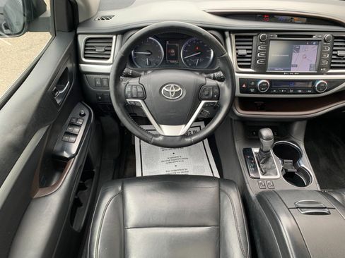 Used 2018 Toyota Highlander XLE w/ Carpet Mat Package (TMS) AWD/4WD image 30