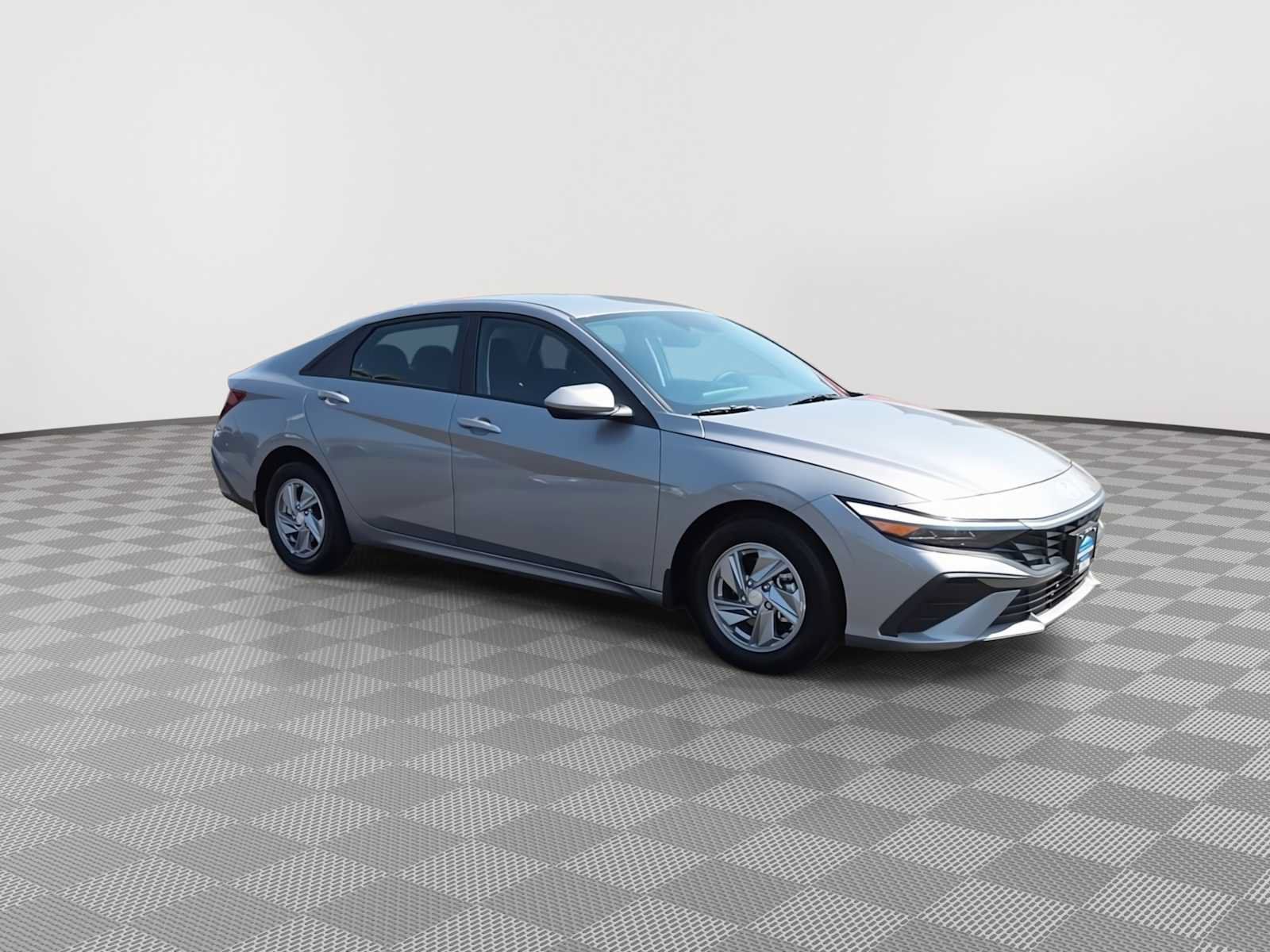 Used 2025 Hyundai Elantra SE FWD image 2