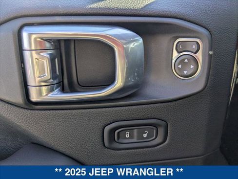 Used 2025 Jeep Wrangler Unlimited Rubicon image 11