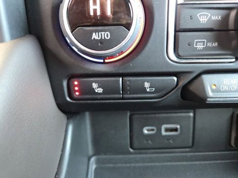 Used 2022 Chevrolet Suburban LT image 7