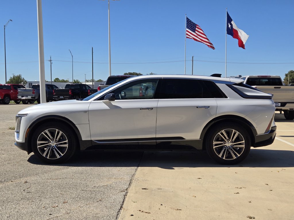 Used 2024 Cadillac Lyriq Luxury w/ LPO, Floor Liner Package RWD image 4