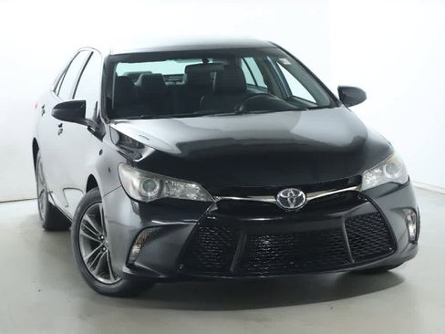 Used 2017 Toyota Camry SE image 2