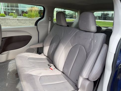 Used 2018 Chrysler Pacifica L FWD image 13