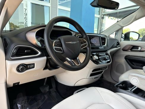 Used 2021 Chrysler Voyager Lxi FWD image 16