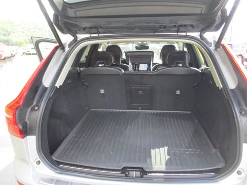 Certified 2022 Volvo XC60 B5 Momentum w/ Climate Package AWD/4WD image 14