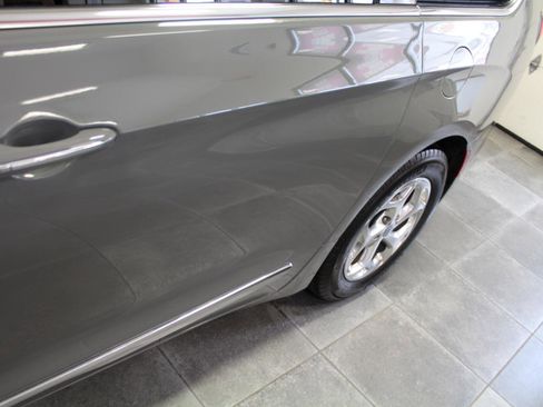 Used 2022 Chrysler Pacifica Limited image 41