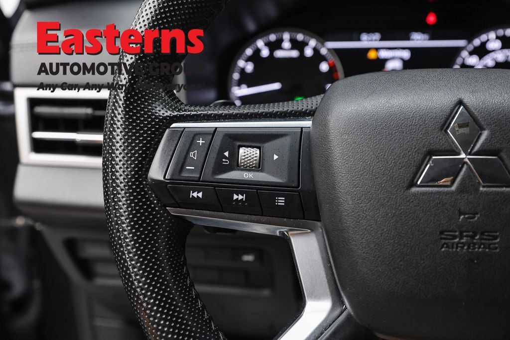 Used 2024 Mitsubishi Outlander SE AWD/4WD image 15