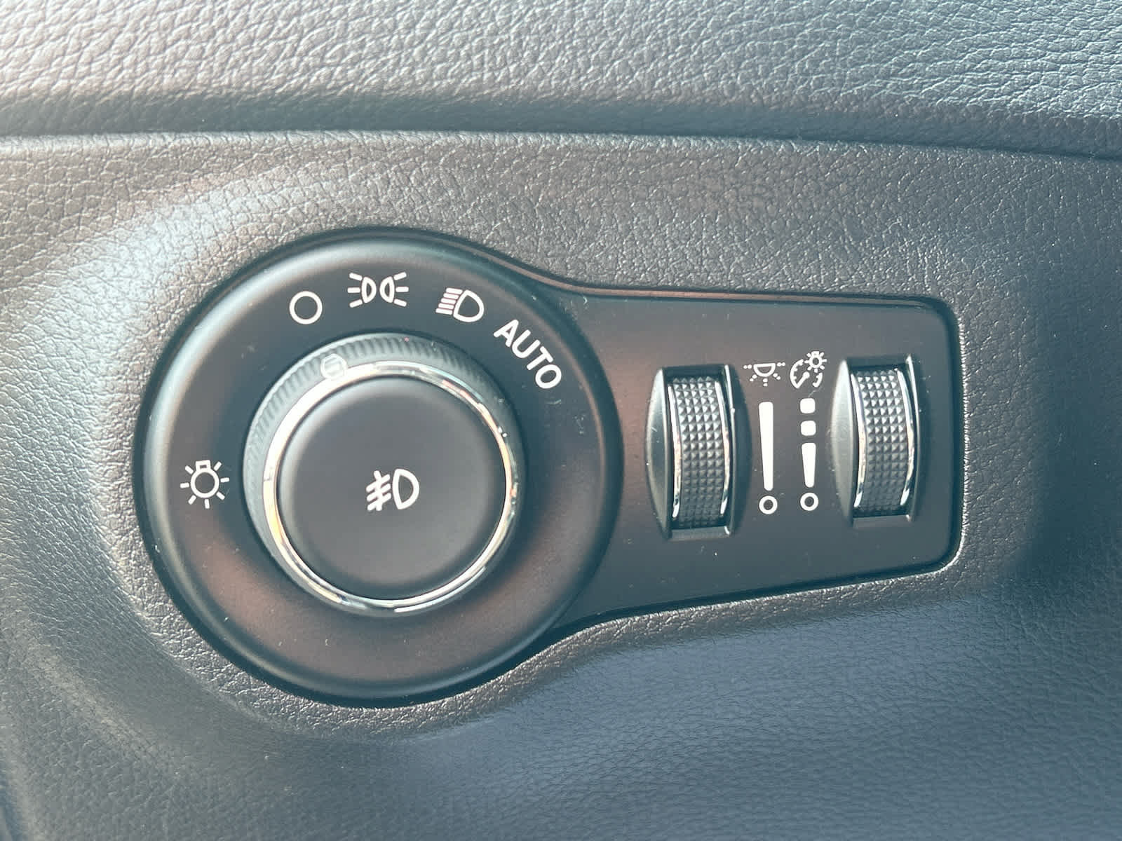 Used 2018 Jeep Compass Latitude w/ Popular Equipment Group FWD image 16