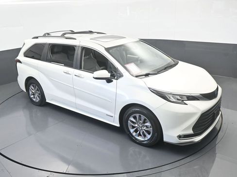 Used 2021 Toyota Sienna XLE image 57