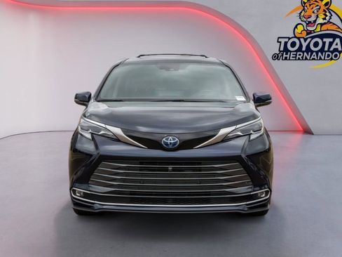 Used 2023 Toyota Sienna Platinum image 2