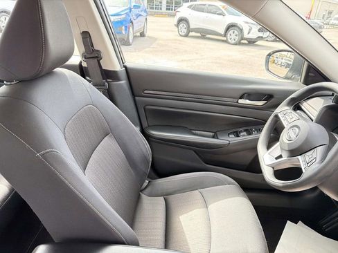 Used 2025 Nissan Altima 2.5 SV FWD image 11
