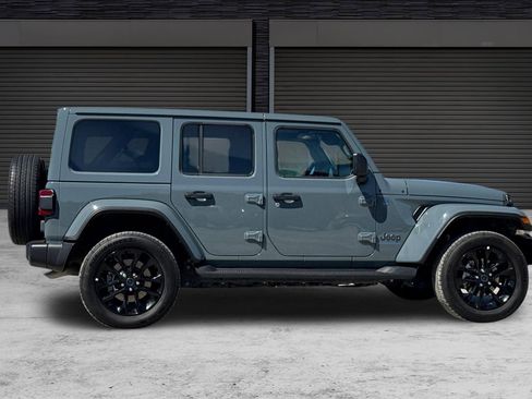 Used 2025 Jeep Wrangler Unlimited Sahara AWD/4WD image 3
